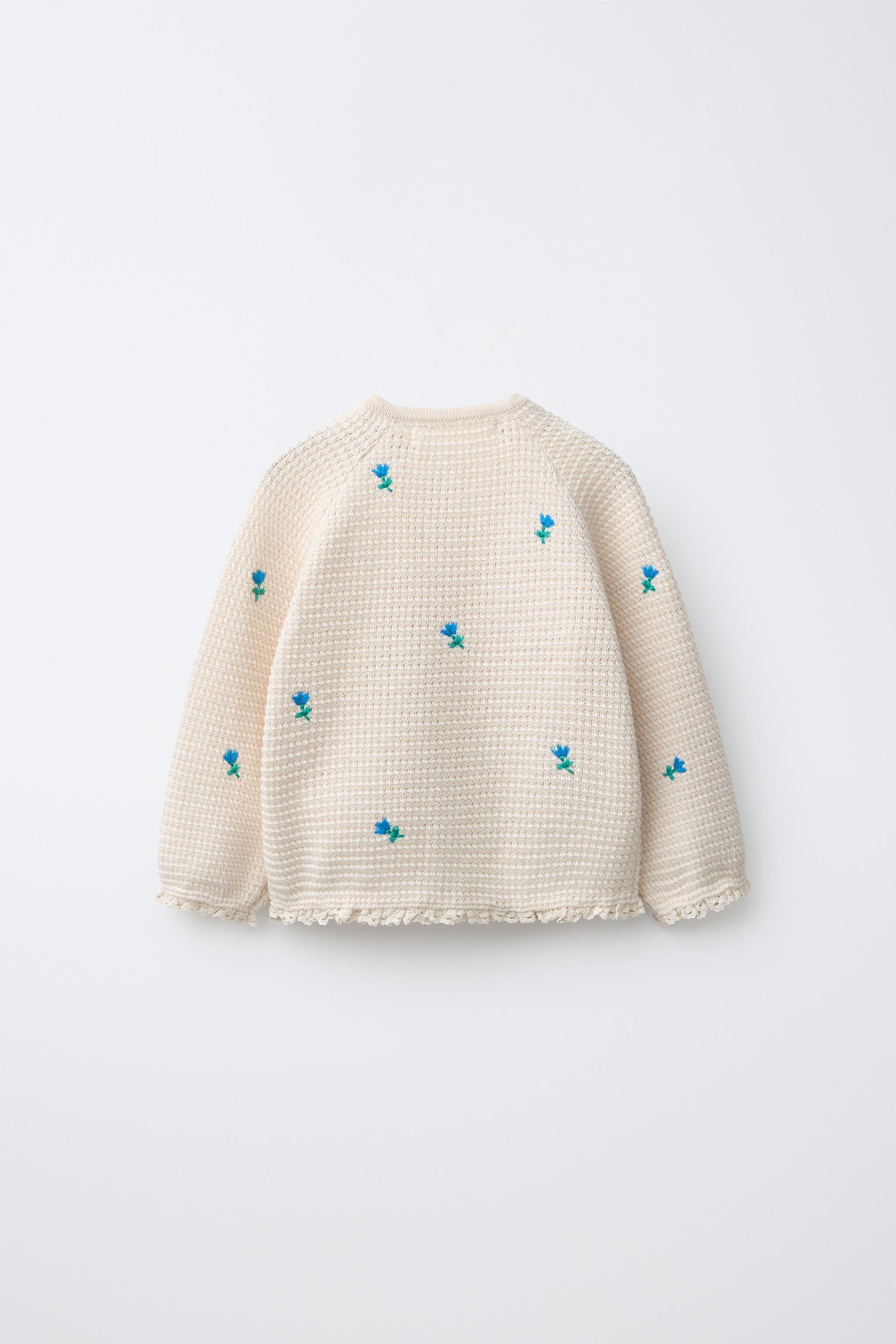 GILET EN MAILLE TEXTURÉE À FLEURS BRODÉES ET DENTELLE